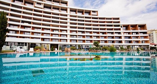 Отель Фамилия Делюкс Ялта - официальный сайт